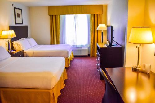 Habitación Estándar - 2 camas grandes del hotel Holiday Inn Express Syracuse-Fairgrounds. Foto 6