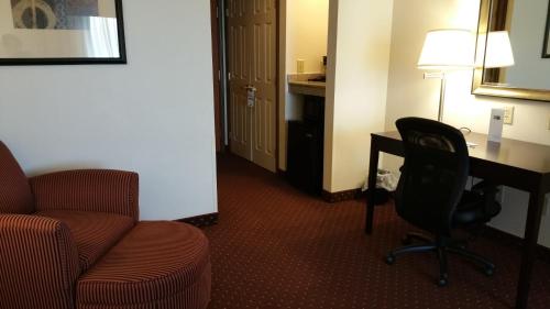 Suite con cama extragrande del hotel Holiday Inn Express Syracuse-Fairgrounds. Foto 7