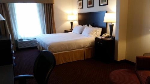 Suite con cama extragrande del hotel Holiday Inn Express Syracuse-Fairgrounds. Foto 8