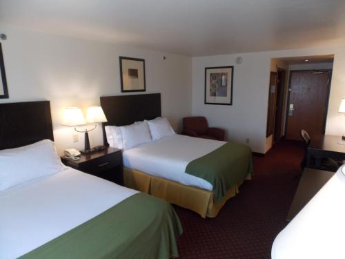 Suite Junior Doble con sofá cama del hotel Holiday Inn Express Syracuse-Fairgrounds. Foto 5