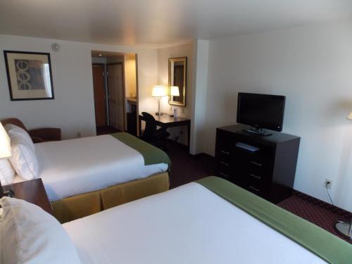 Suite Junior Doble con sofá cama del hotel Holiday Inn Express Syracuse-Fairgrounds. Foto 6