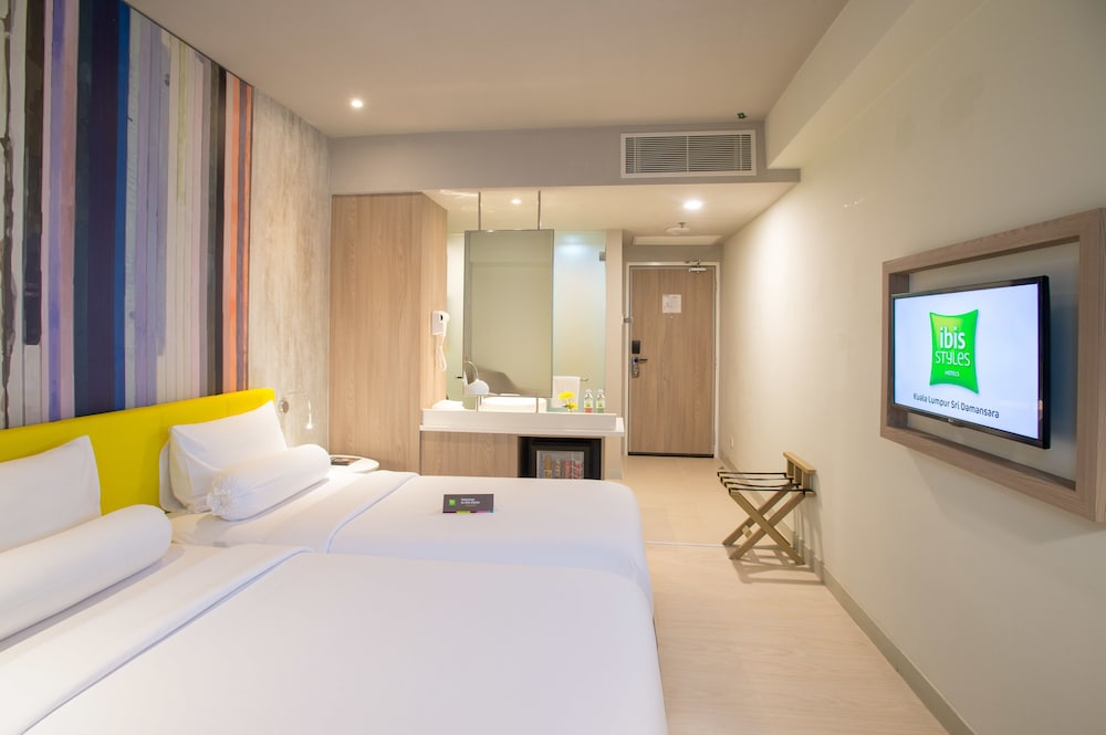 Habitación estándar con 2 camas individuales del hotel ibis Styles Kuala Lumpur Sri Damansara. Foto 1