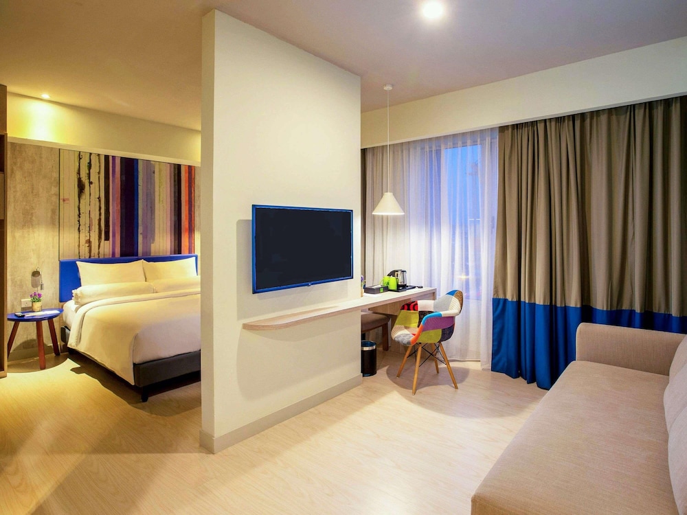 Suite Familiar con 1 Cama Queen Size y Salón con Sofá del hotel ibis Styles Kuala Lumpur Sri Damansara