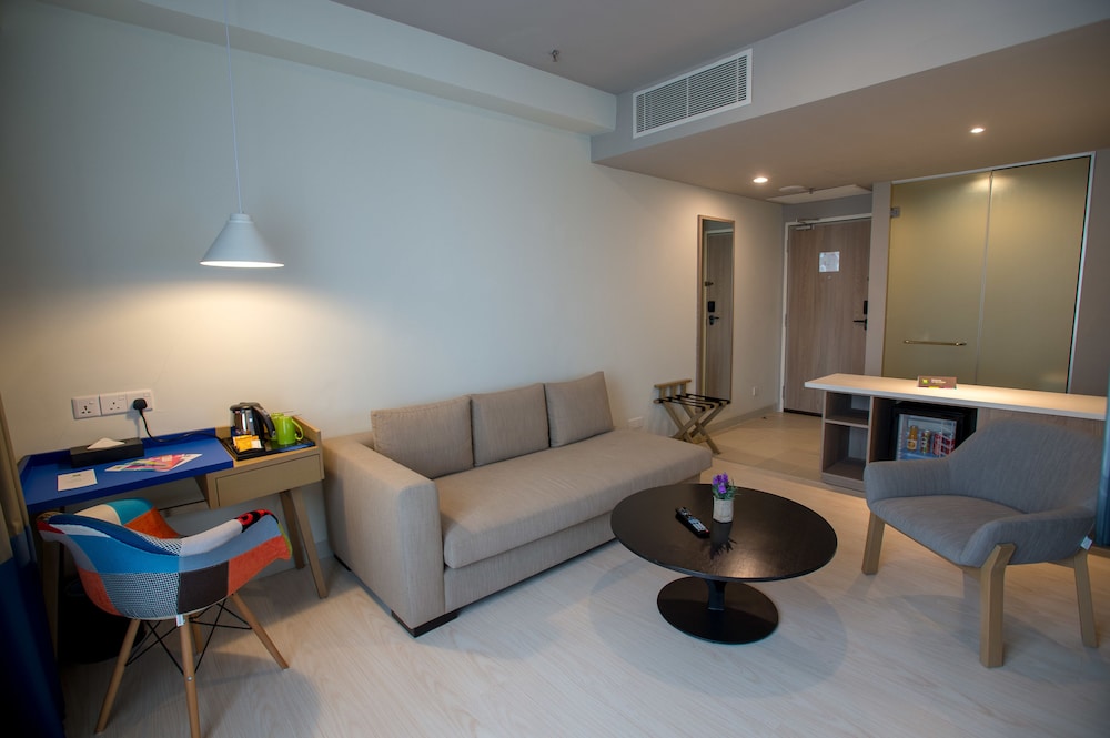 Suite Familiar con 1 Cama Queen Size y Salón con Sofá del hotel ibis Styles Kuala Lumpur Sri Damansara. Foto 1