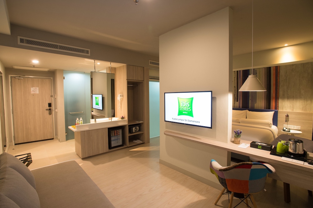 Suite Familiar con 1 Cama Queen Size y Salón con Sofá del hotel ibis Styles Kuala Lumpur Sri Damansara. Foto 3
