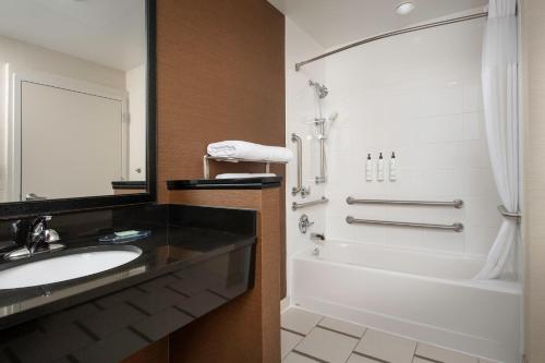 Habitación adaptada para personas con movilidad reducida/discapacidad auditiva con bañera adaptada - 2 camas grandes del hotel Fairfield Inn and Suites by Marriott Ithaca. Foto 1