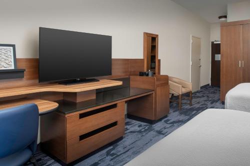 Habitación adaptada para personas con movilidad reducida/discapacidad auditiva con bañera adaptada - 2 camas grandes del hotel Fairfield Inn and Suites by Marriott Ithaca. Foto 2