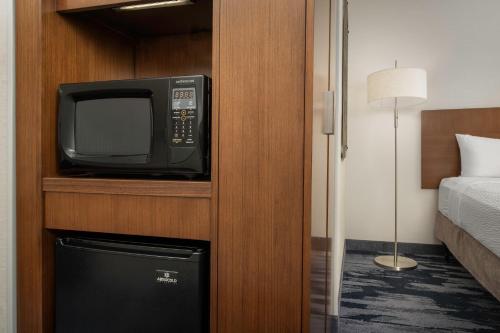 Habitación adaptada para personas con movilidad reducida/discapacidad auditiva con bañera adaptada - 2 camas grandes del hotel Fairfield Inn and Suites by Marriott Ithaca. Foto 5