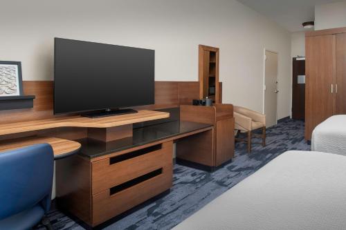 Habitación adaptada para personas con movilidad reducida/discapacidad auditiva con bañera adaptada - 2 camas grandes del hotel Fairfield Inn and Suites by Marriott Ithaca. Foto 6