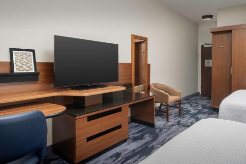 Habitación adaptada para personas con movilidad reducida/discapacidad auditiva con bañera adaptada - 2 camas grandes del hotel Fairfield Inn and Suites by Marriott Ithaca. Foto 7