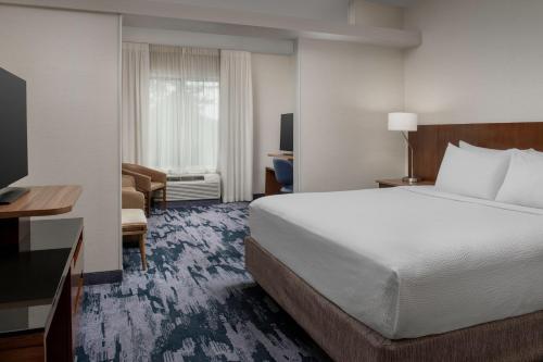 Suite con cama extragrande y sofá cama del hotel Fairfield Inn and Suites by Marriott Ithaca. Foto 3