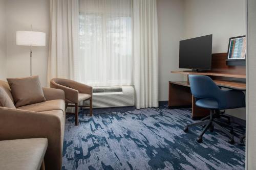 Suite con cama extragrande y sofá cama del hotel Fairfield Inn and Suites by Marriott Ithaca. Foto 4