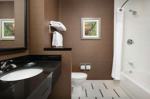 Habitación con 2 camas grandes del hotel Fairfield Inn and Suites by Marriott Ithaca. Foto 10