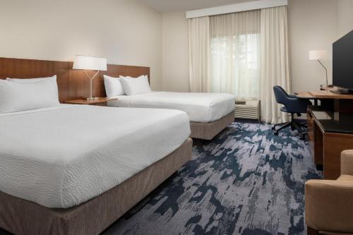 Habitación adaptada para personas con movilidad reducida/discapacidad auditiva con bañera adaptada - 2 camas grandes del hotel Fairfield Inn and Suites by Marriott Ithaca