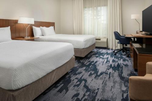 Habitación adaptada para personas con movilidad reducida/discapacidad auditiva con bañera adaptada - 2 camas grandes del hotel Fairfield Inn and Suites by Marriott Ithaca. Foto 3