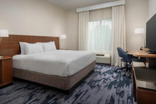 Habitación adaptada para personas con movilidad reducida/discapacidad auditiva con ducha accesible en silla de ruedas - Cama extragrande del hotel Fairfield Inn and Suites by Marriott Ithaca