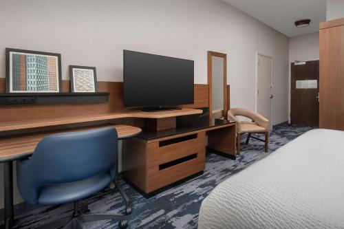 Habitación adaptada para personas con movilidad reducida/discapacidad auditiva con ducha accesible en silla de ruedas - Cama extragrande del hotel Fairfield Inn and Suites by Marriott Ithaca. Foto 5
