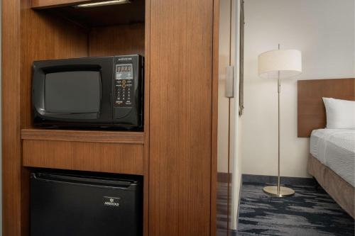 Habitación adaptada para personas con movilidad reducida/discapacidad auditiva con ducha accesible en silla de ruedas - Cama extragrande del hotel Fairfield Inn and Suites by Marriott Ithaca. Foto 6