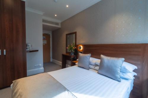 Habitación Doble - sótano del hotel London House. Foto 2
