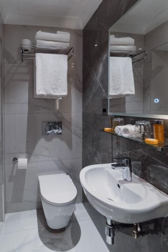 Habitación Triple del hotel London House. Foto 2