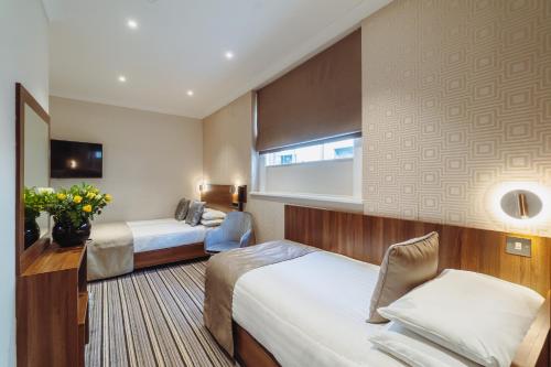 Habitación Triple del hotel London House. Foto 5