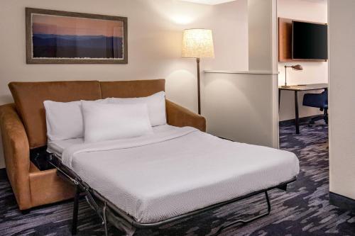 Suite de 1 dormitorio con sofá cama - Cama extragrande del hotel Fairfield Inn and Suites Saratoga Malta. Foto 2
