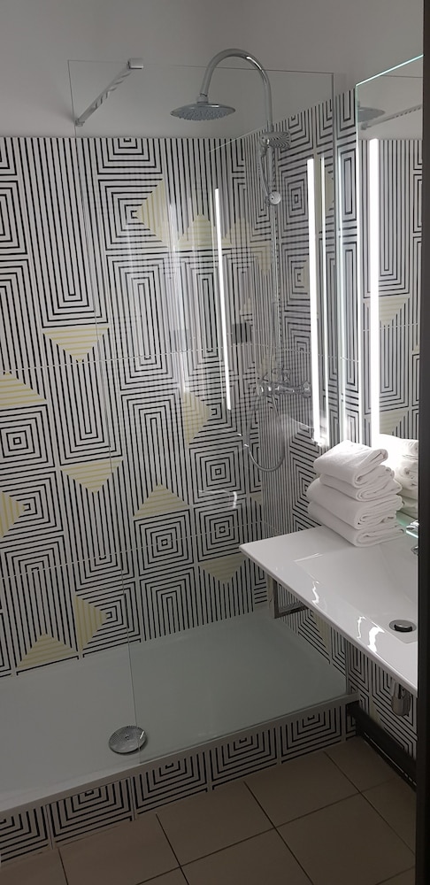 Habitación estándar con 2 camas individuales del hotel Ibis Styles Massy Opera. Foto 7