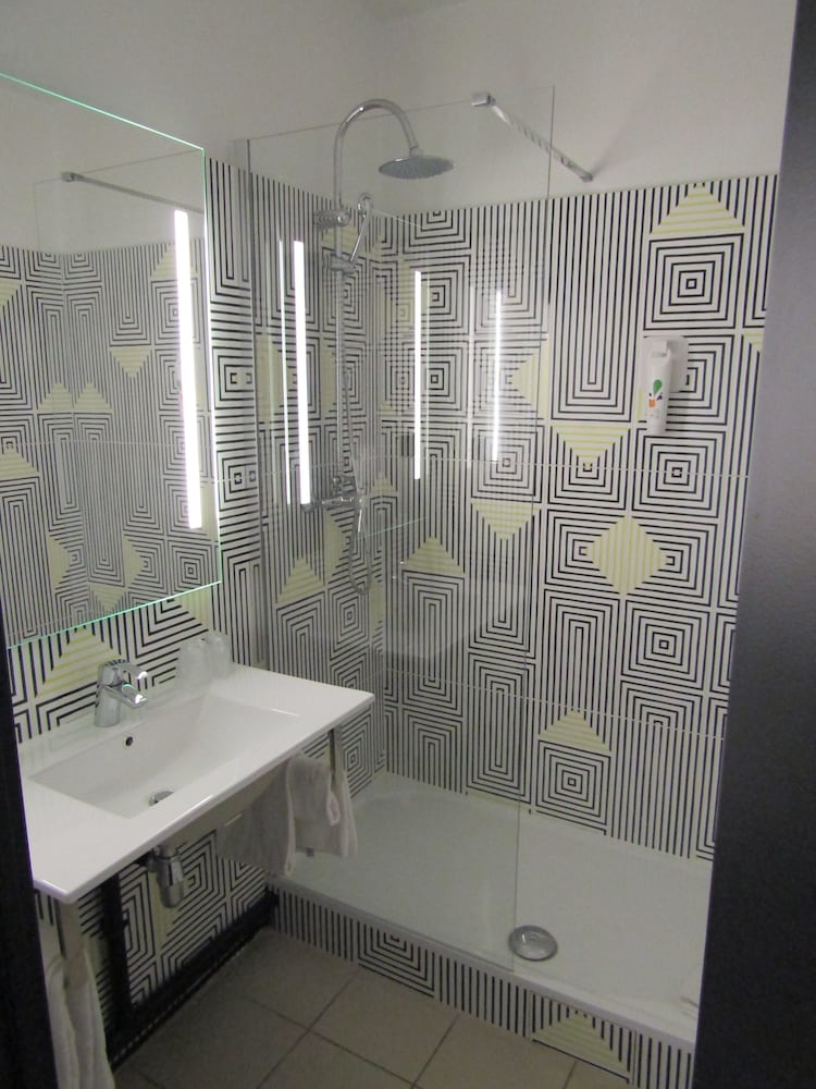Habitación estándar con 2 camas individuales del hotel Ibis Styles Massy Opera. Foto 8