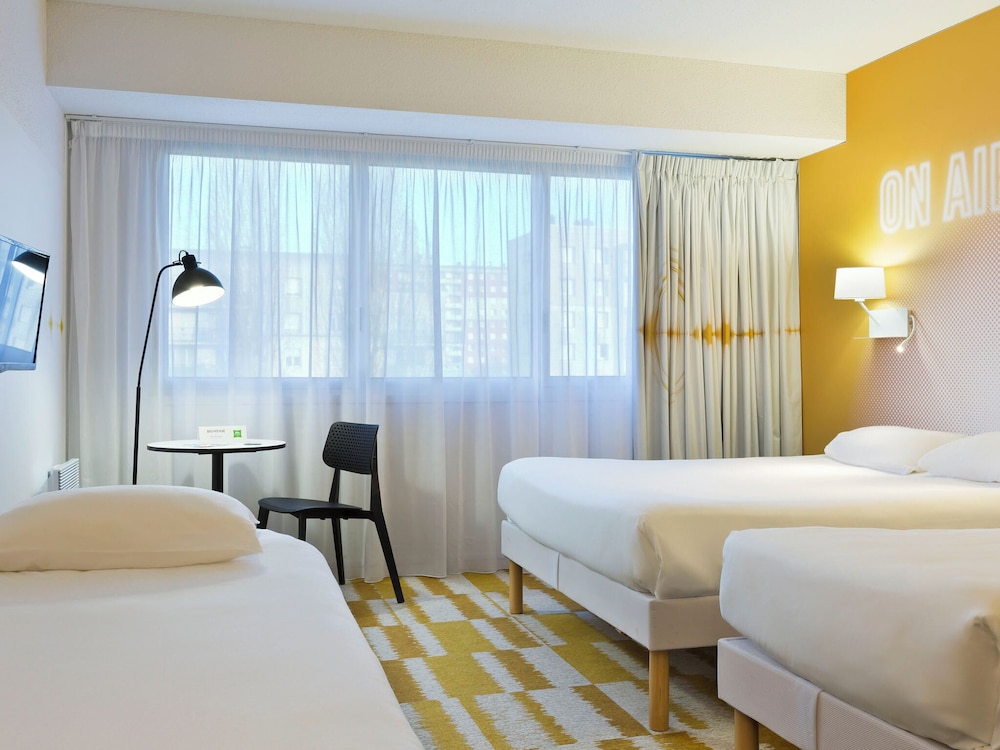 Habitación Estándar con 3 camas individuales del hotel Ibis Styles Massy Opera. Foto 1