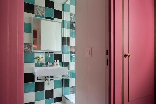 Habitación Twin Estándar del hotel Les Tournelles. Foto 3