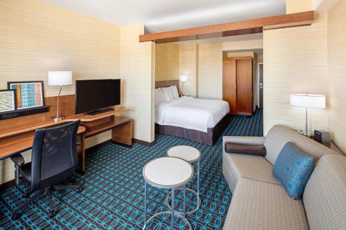 Suite con cama extragrande y sofá cama del hotel Fairfield Inn and Suites by Marriott North Bergen. Foto 2