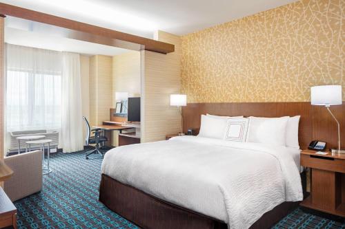 Habitación con cama extragrande y sofá cama del hotel Fairfield Inn and Suites by Marriott North Bergen