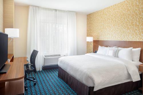 King Room with Transfer Shower - Mobility Access/Hearing Accessible del hotel Fairfield Inn and Suites by Marriott North Bergen