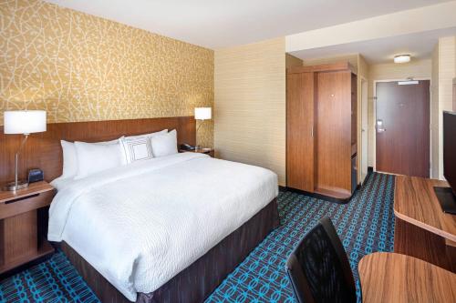 King Room with Transfer Shower - Mobility Access/Hearing Accessible del hotel Fairfield Inn and Suites by Marriott North Bergen. Foto 1