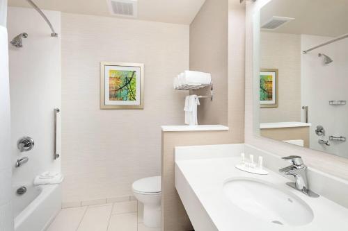 King Room with Transfer Shower - Mobility Access/Hearing Accessible del hotel Fairfield Inn and Suites by Marriott North Bergen. Foto 2
