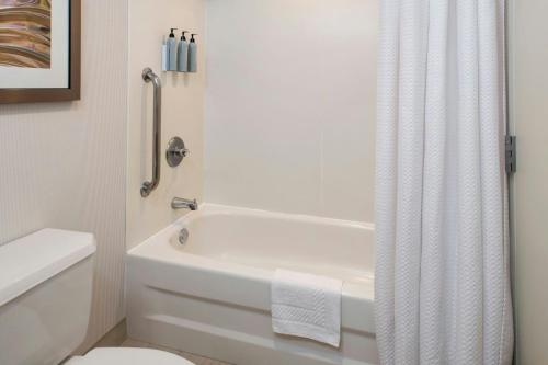Habitación con 2 camas grandes del hotel Courtyard Marriott Binghamton. Foto 2