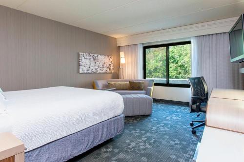 King Room with Bathtub and Sofa Bed - Mobility Access/Hearing Accessible del hotel Courtyard Marriott Binghamton