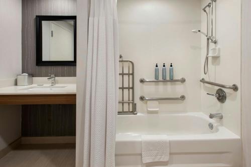 Queen Room with Bathtub - Mobility Access/Hearing Accessible del hotel Courtyard Marriott Binghamton. Foto 2
