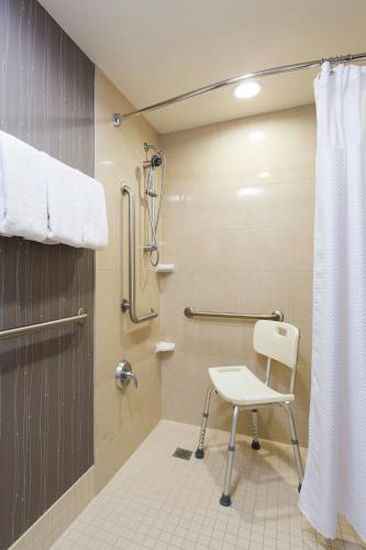 Queen Room with Roll - In Shower - Mobility Access/Hearing Accessible del hotel Courtyard Marriott Binghamton. Foto 6