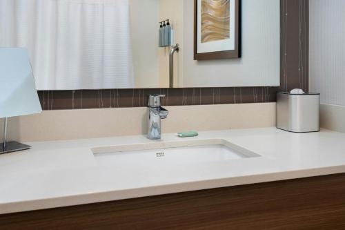 Suite con cama extragrande y sofá cama del hotel Courtyard Marriott Binghamton