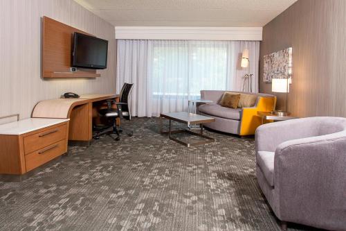 Suite con cama extragrande y sofá cama del hotel Courtyard Marriott Binghamton. Foto 4