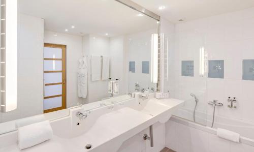 Habitación Doble Estándar con sofá del hotel Sercotel Valladolid. Foto 2