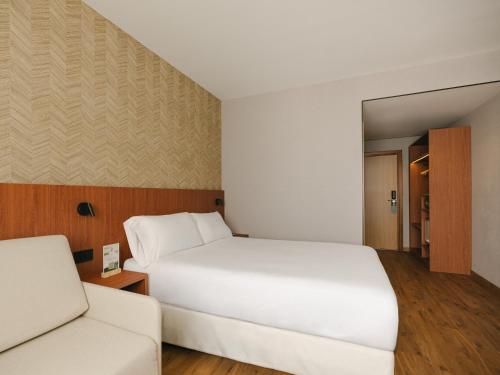 Habitación doble Sofá Cama incluido 1 Cama doble del hotel Sercotel Valladolid. Foto 4