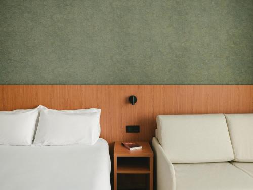 Habitación doble Sofá Cama incluido 1 Cama doble del hotel Sercotel Valladolid. Foto 5