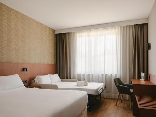 Habitación Doble Estándar con sofá del hotel Sercotel Valladolid. Foto 3