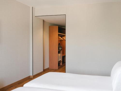 Habitación Doble Estándar con sofá del hotel Sercotel Valladolid. Foto 5