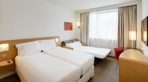 Habitación Doble Estándar con sofá del hotel Sercotel Valladolid. Foto 1