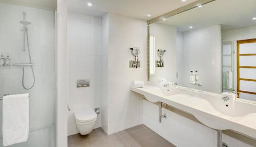 Habitación Doble Estándar con sofá del hotel Sercotel Valladolid. Foto 6