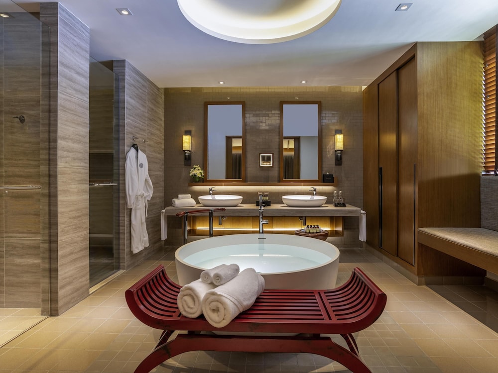 Suite Deluxe, 1 cama de matrimonio grande del hotel Pullman Luang Prabang. Foto 3