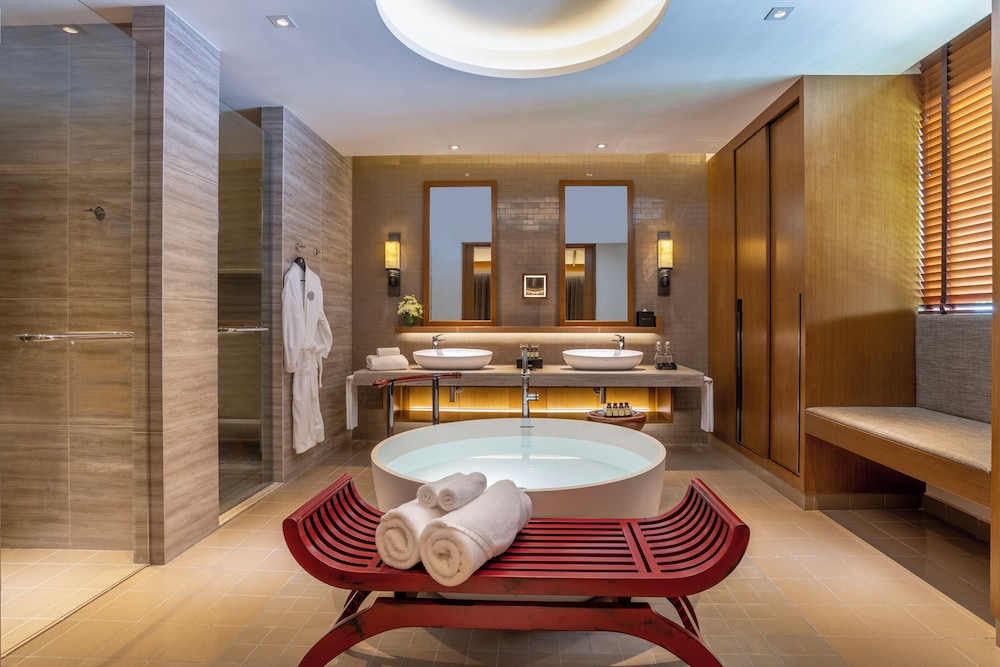 Suite Deluxe, 1 cama de matrimonio grande del hotel Pullman Luang Prabang. Foto 4